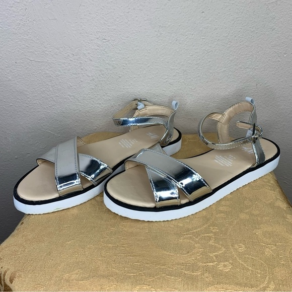 Size 4 H M Girls Silver White Sandals Strappy Foam Bottom Beachy Buckle Closure - Picture 2 of 9